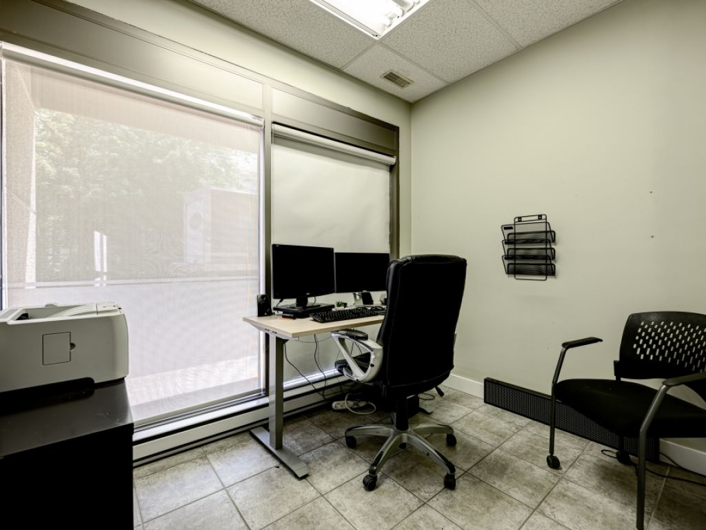 OFFICE FOR RENT, 1568 SQF, FRONT METRO DU COLLGE