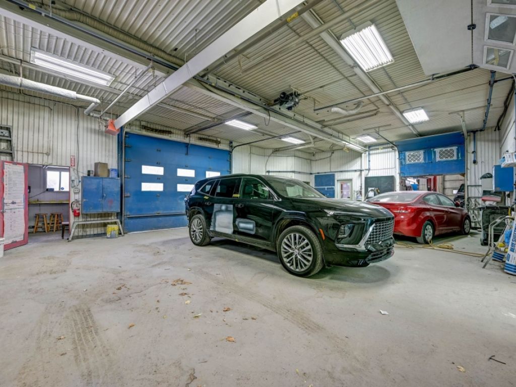 Garage de carrosserie et peinture avec b�tisse Lanaudi�re