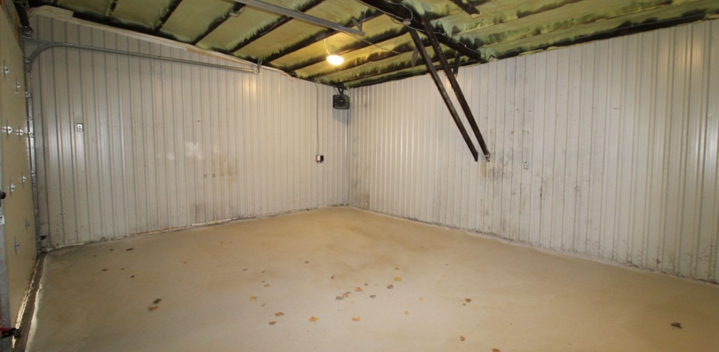 Garage &agrave; louer � Parc industriel Saint-Malo (450 pi&sup2;) - Space For Rent