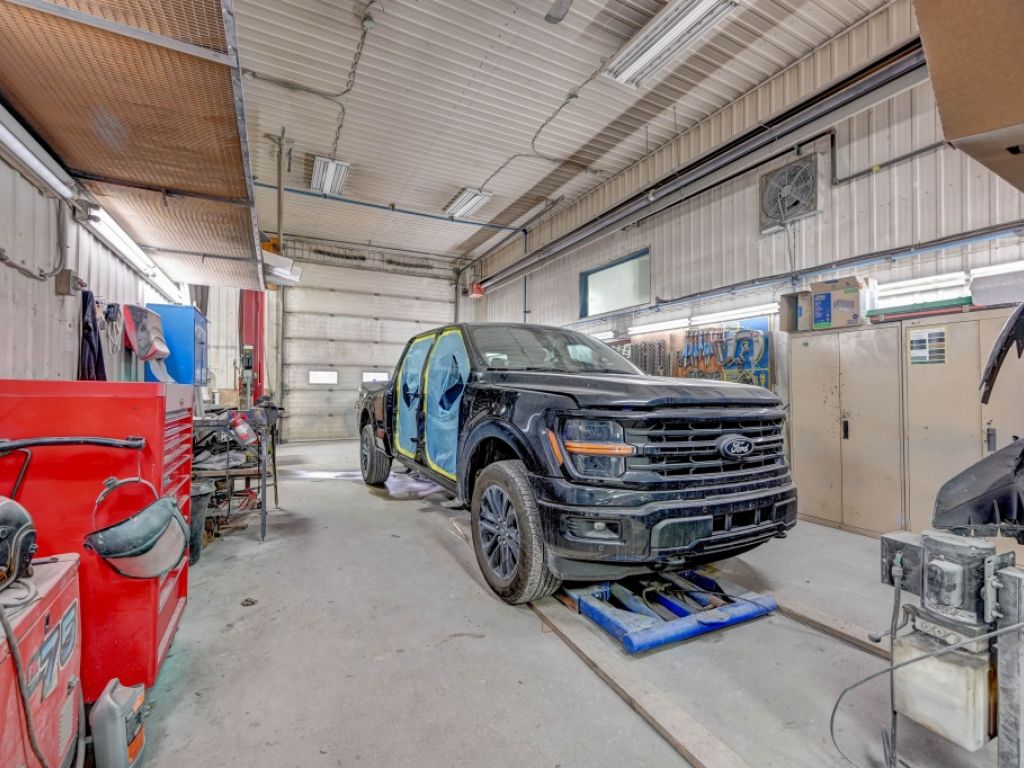 Garage de carrosserie et peinture avec b�tisse Lanaudi�re