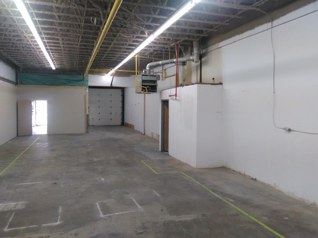 Entrepot de 3,800-5,700 pieds avec porte de garage