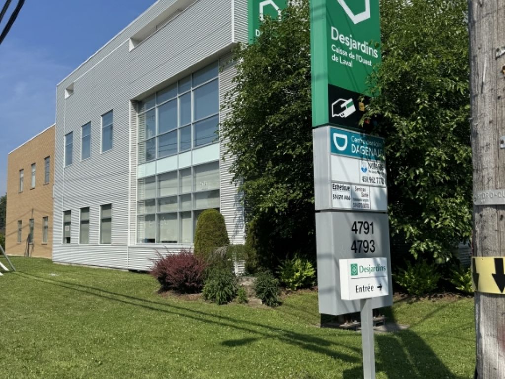 COMMERCIAL SPACE 2,794 sq. ft. + possibility of an additional 1,440 sq. ft. Ideal for dental clinic or healthcare professional