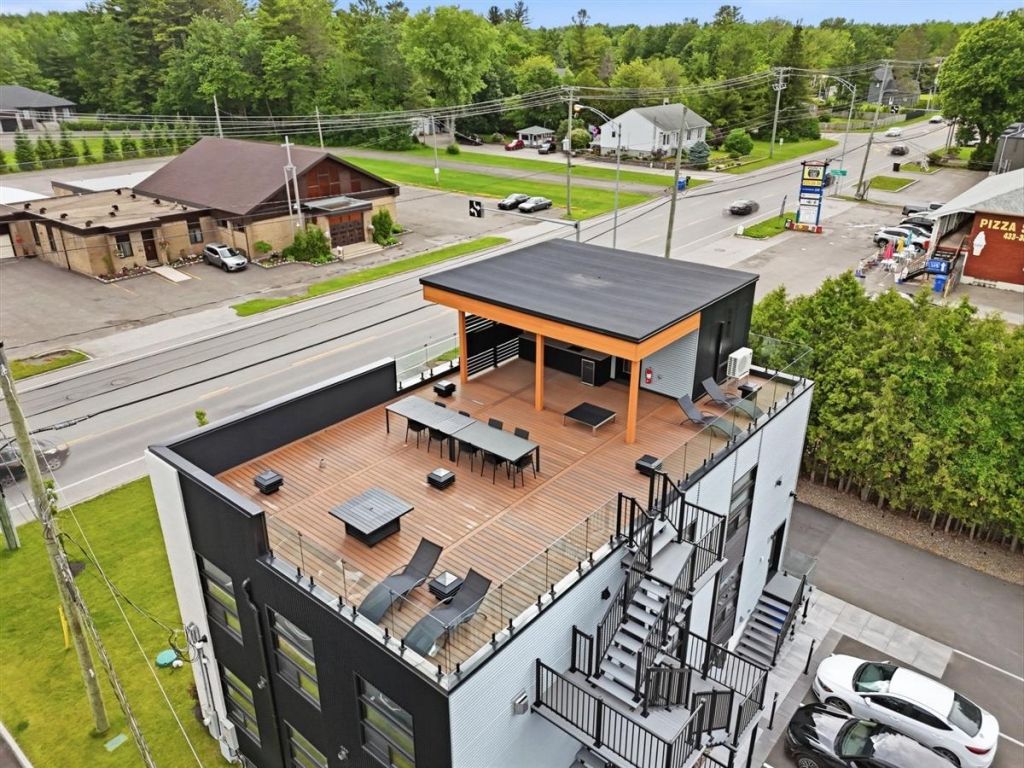 Commercial/office building for sale
