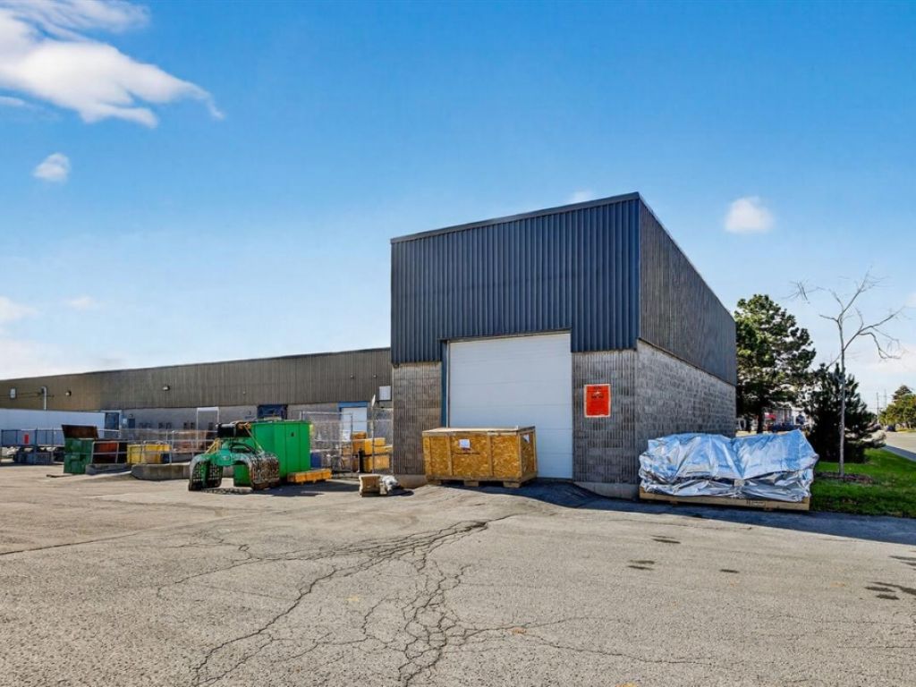 Industrial space for lease - 3421 Boul. Industriel