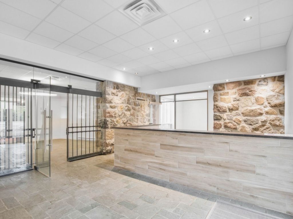 Space for restaurant or office 3,289 sqft for rent Longueuil