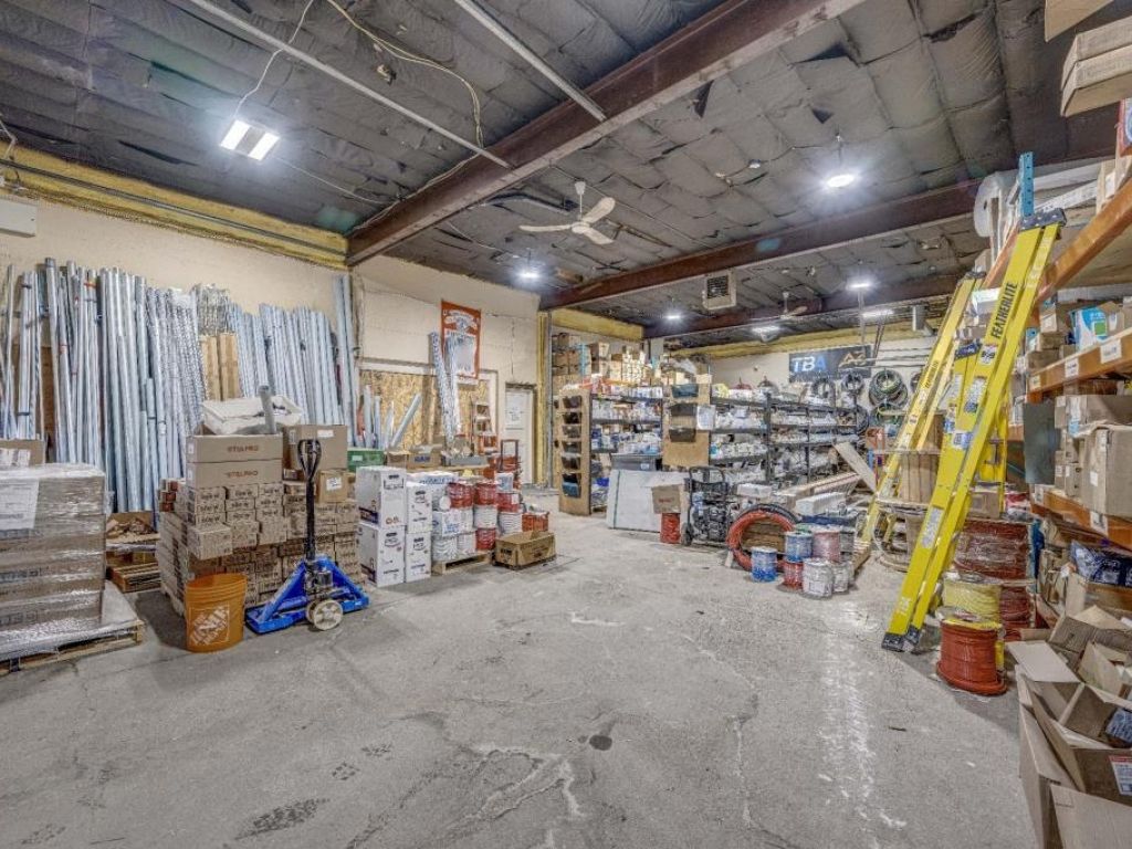 Offices with Storage, 3 Garages, 2 Loading Docks� St-Jerome