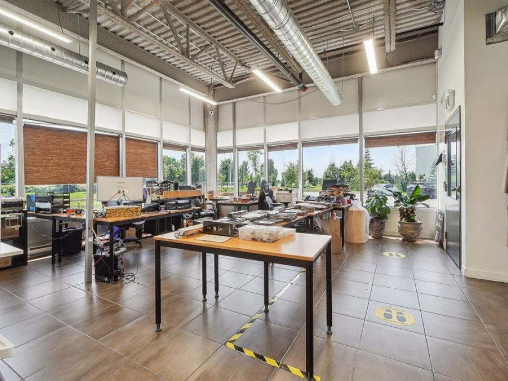 Industrial building 15,051 sq.ft. � Saint-Bruno-de-Montarville