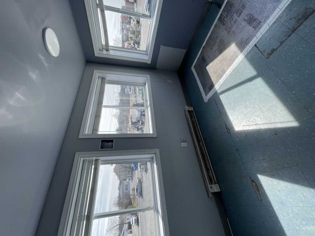 Local commercial � louer, espace bureau et garage pour maintenance et entreposage