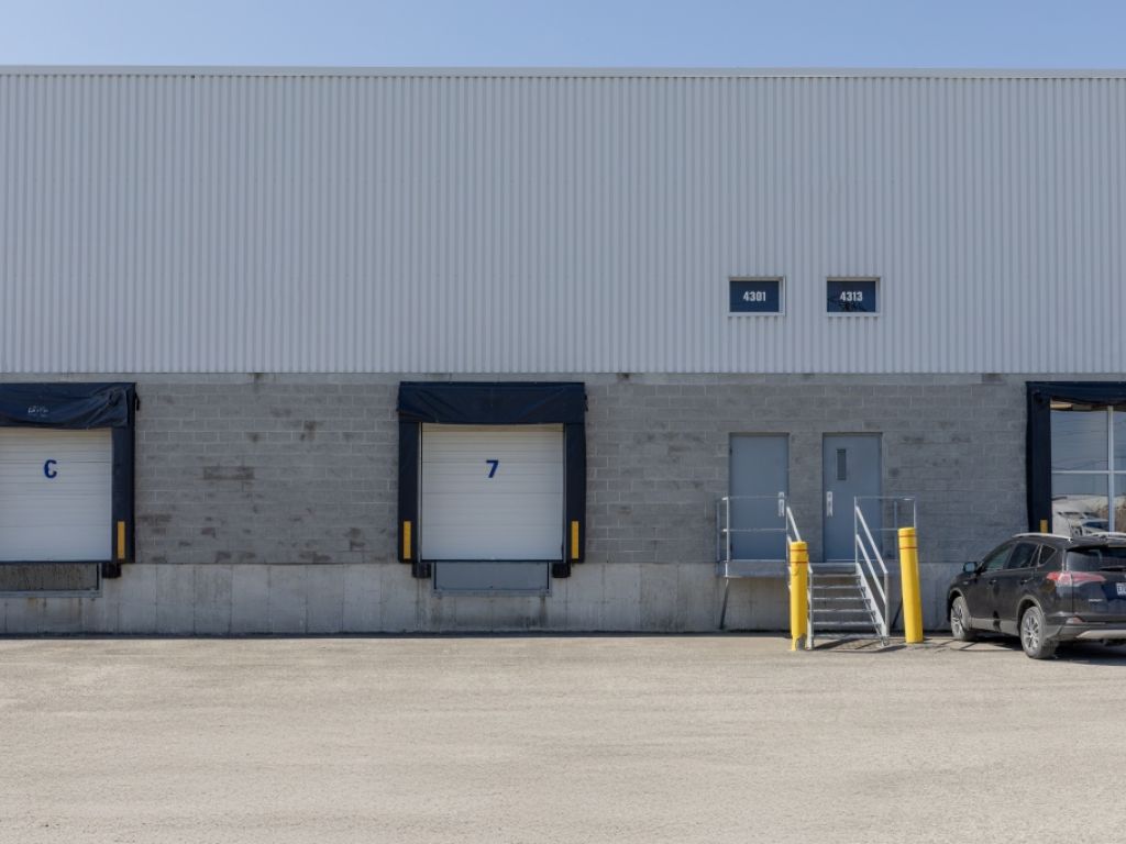 Local Industriel/Commercial � louer - Laval - 4280 pi2