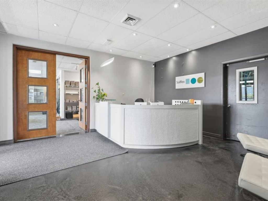 B�tisse industrielle � 8905 Boul. Henri-Bourassa O., Montr�al (Saint-Laurent)