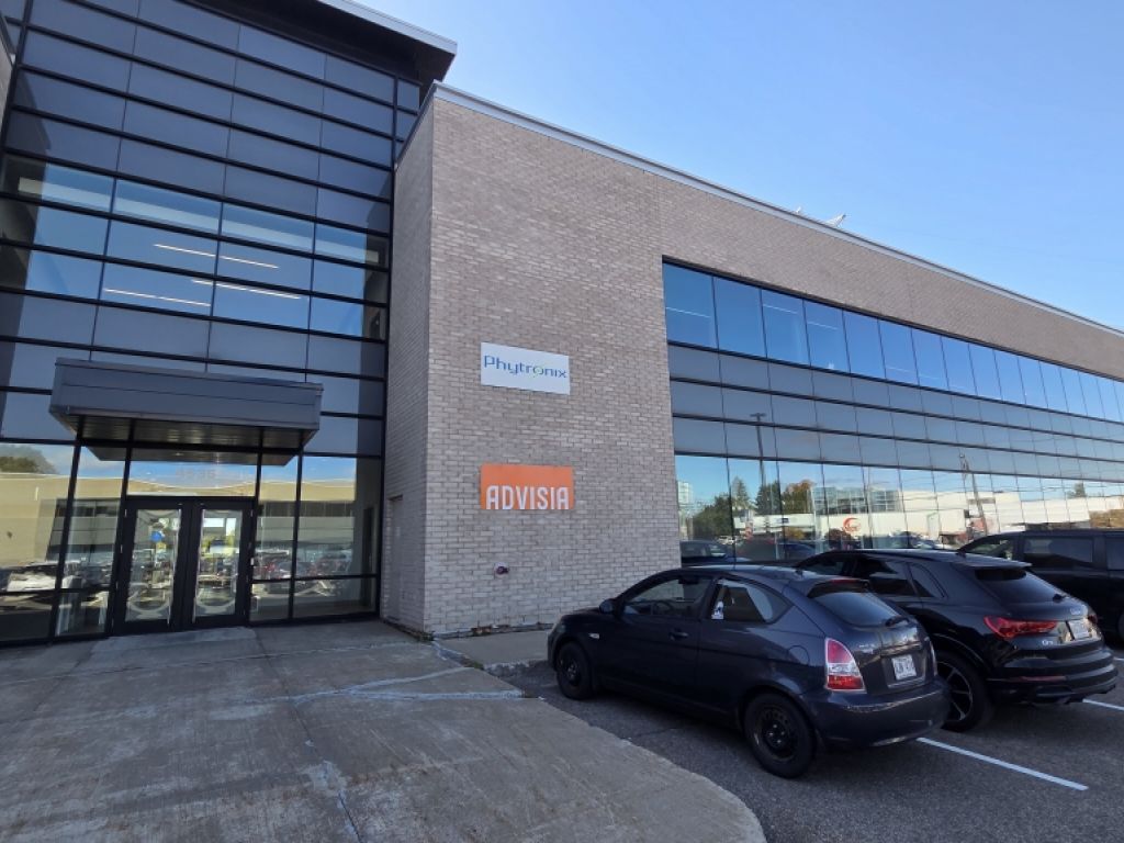 Grand espace commercial avec entrept  Qubec