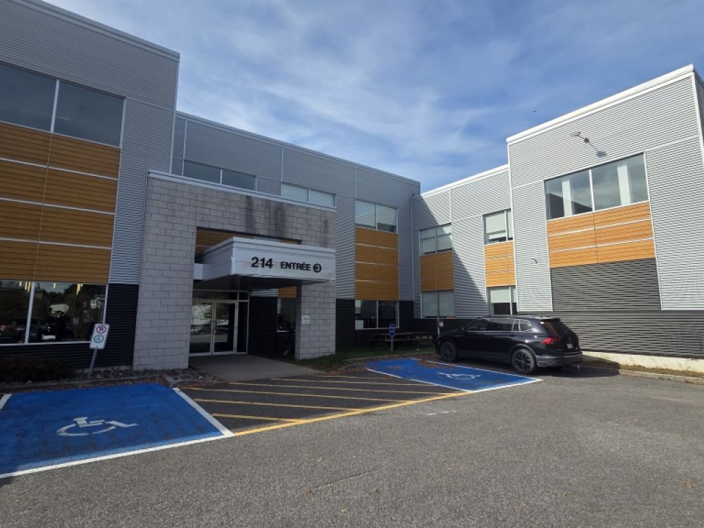 Espace de bureaux  louer  2 372 pi au 214 Avenue Saint-Sacrement, Qubec