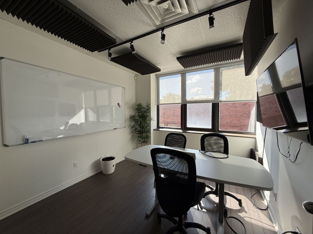 Bright corner office space for lease Plateau