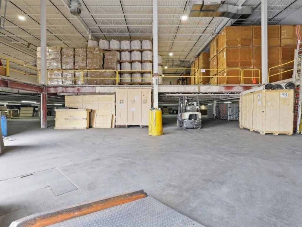 Industrial condo for lease or sale � 36,920 sq.ft. � Boisbriand