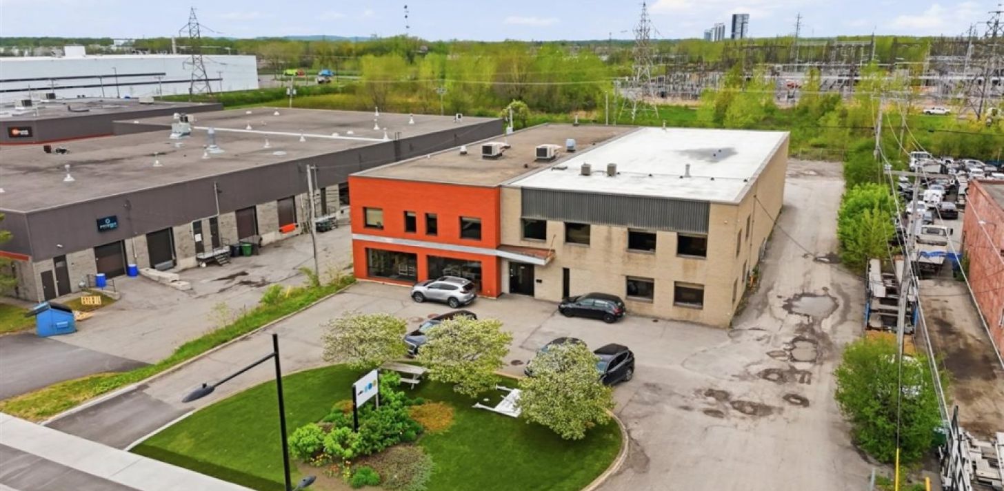 B&acirc;tisse industrielle � 8905 Boul. Henri-Bourassa O., Montr&eacute;al (Saint-Laurent) - For Sale or Lease